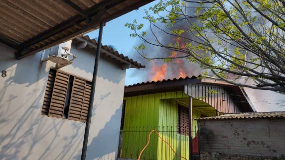 Incêndio atinge duas residências no Bairro São Pedro, em Santo Ângelo - foto 3