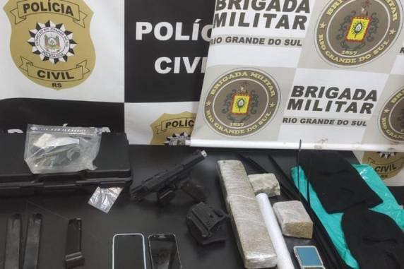 O fato aconteceu na noite de sábado (24). Uma adolescente que estava na residência junto com o homem foi apreendida