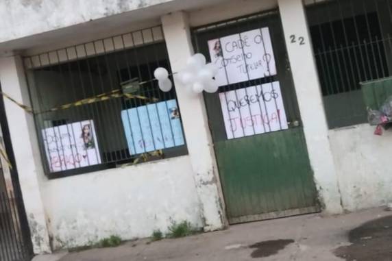 Menina de nove anos teve corpo encontrado dentro de contêiner de lixo, no bairro Cohab Santa Rita, no dia 9 de agosto. Carla Carolina Abreu Souza, 29 anos, foi presa por suspeita do homicídio da filha