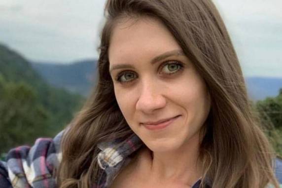 Alessandra Dellatorre, 29 anos, sumiu em 16 de julho de 2022 ao sair de casa para fazer uma caminhada. Os restos mortais foram encontrados há pouco mais de dois meses em terreno junto a uma área militar, em Sapucaia do Sul. Não foram detectados sinais de violência