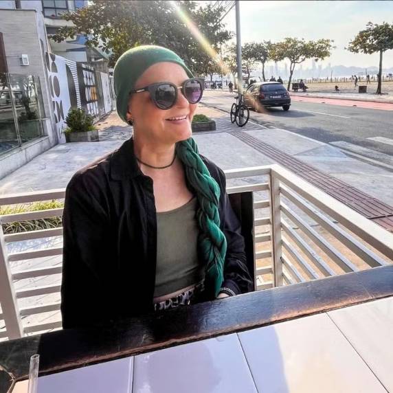 Janaína de Oliveira teve linfoma associado a implante mamário nove anos após colocar os implantes. Ela relatou tratamento nas redes sociais.