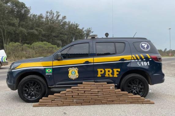 Droga foi localizada no porta-malas de um Clio abordado na BR-293. Filhos dos suspeitos, de um e três anos, foram entregues aos cuidados do Conselho Tutelar de Bagé