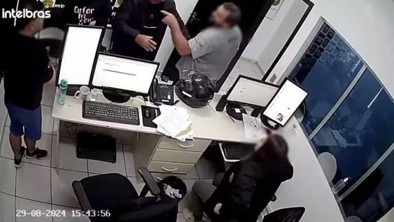 Suspeito de 52 anos foi preso em flagrante por tentativa de feminicídio. Segundo a Polícia Civil, vítima pediu medida protetiva.