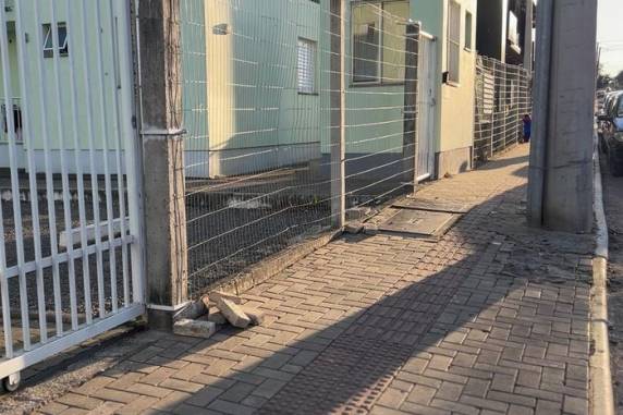 Vítimas apresentavam marcas de disparos de arma de fogo. Brigada Militar realiza cerco na cidade em busca dos suspeitos do crime
