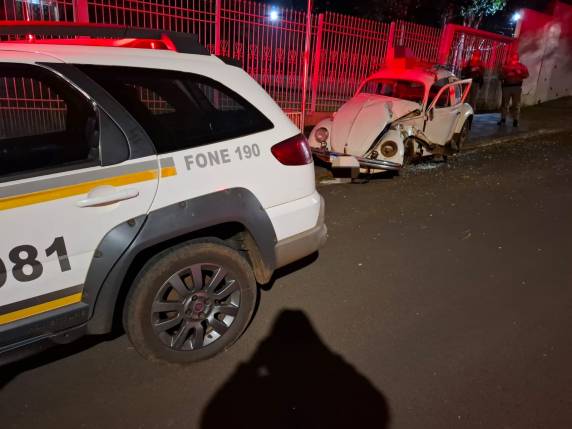 Motorista bate Fusca em árvore, no Centro de Ijuí - foto 2