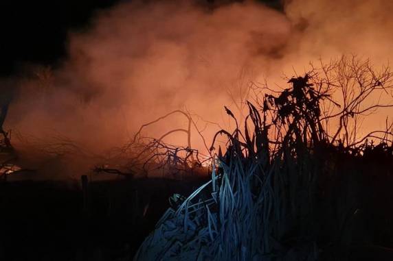 Corpo de Bombeiros garante que situação está sob controle, mas afirma que equipe permanece no local durante a madrugada para o caso de novas chamas surgirem