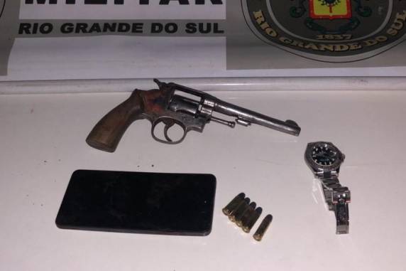 Caso aconteceu na Avenida Lucas de Oliveira, no começo da noite desta segunda-feira. Militar presenciou crime e baleou suspeito quando ele tentava fugir