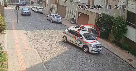 Davi Appel da Silva, de 37 anos, atuava como 3° sargento em Criciúma. O suspeito foi preso em flagrante. Vídeos registraram o crime.