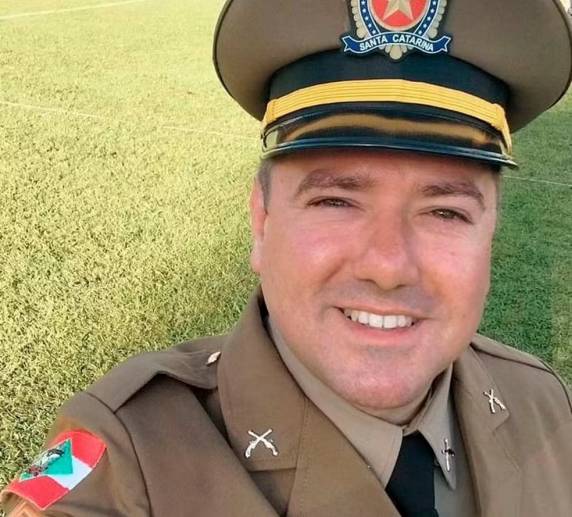 Davi Appel da Silva, de 37 anos, atuava como 3° sargento em Criciúma. O suspeito foi preso em flagrante. Vídeos registraram o crime.