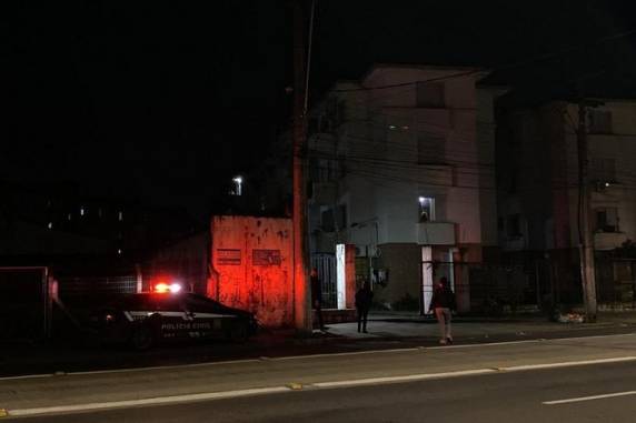 Segundo a Brigada Militar, suspeitos em fuga entraram no residencial, que fica na região central de Porto Alegre, e houve troca de tiros, na noite desta terça-feira