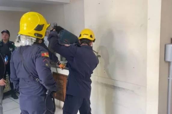 Homem fica preso em chaminé por mais de cinco horas e é resgatado por bombeiros no centro de Passo Fundo - foto 4