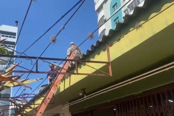 Homem fica preso em chaminé por mais de cinco horas e é resgatado por bombeiros no centro de Passo Fundo - foto 5