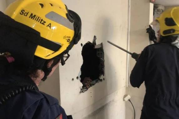 Homem fica preso em chaminé por mais de cinco horas e é resgatado por bombeiros no centro de Passo Fundo - foto 2