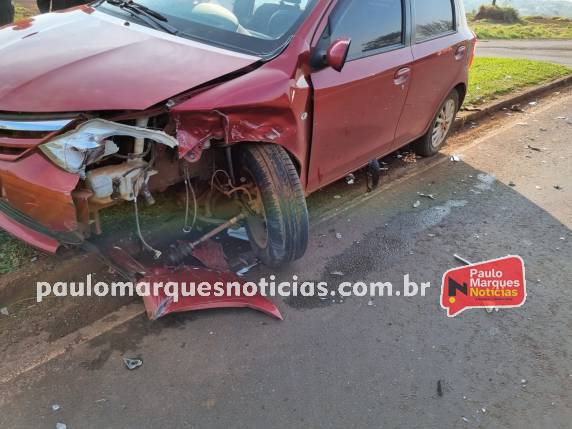 Motorista foge após bater veículo que conduzia em outro carro, em trevo de Três de Maio - foto 3