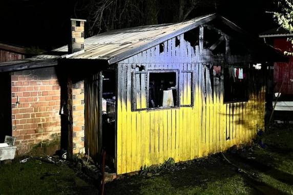 Segundo os bombeiros, o irmão tentou retirá-la da casa. Ele ficou ferido, com queimaduras leves, e foi encaminhado para atendimento médico