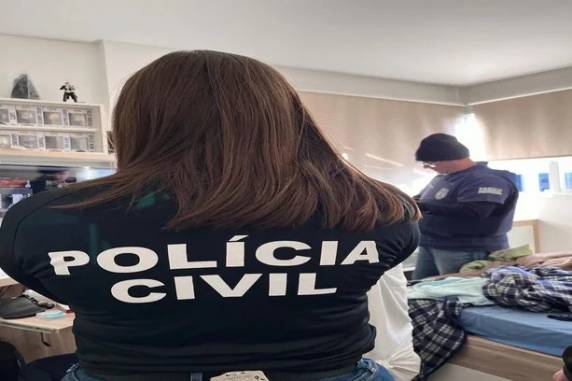 Homem de 48 anos foi preso em flagrante em 27 de agosto. Milhares de fotos e vídeos foram encontrados no computador do investigado; até o momento, apenas crianças e adolescentes estrangeiros foram identificados nesses materiais