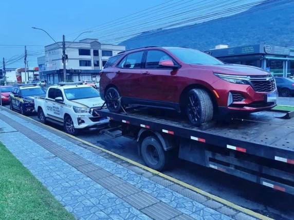 O motorista do carro, natural de Florianópolis, já possuía antecedentes por posse de drogas e estelionato