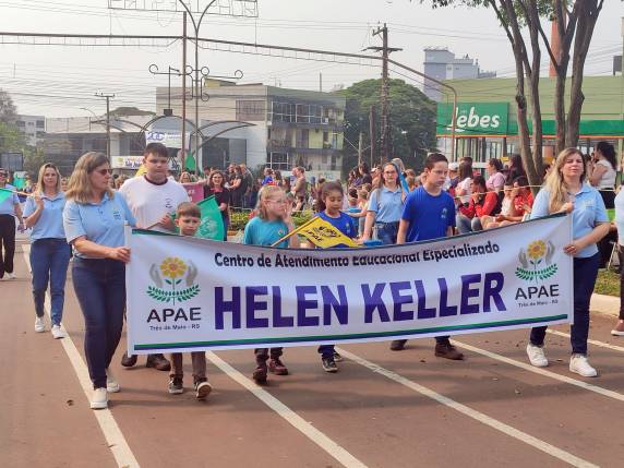 A tarde do último sábado foi marcada pela demonstração de civismo e amor à Pátria no Desfile Cívico de Três de Maio