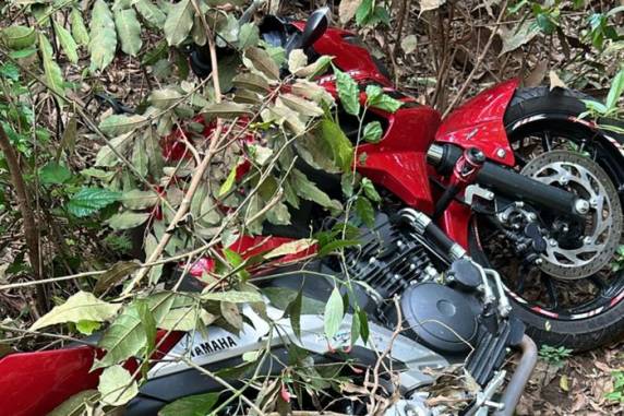 Ele estava desmontando a motocicleta roubada, em uma área de mata em Campo Bom. Outro suspeito já havia sido preso na semana passada, com uma submetralhadora, pistolas, fuzis e até granadas