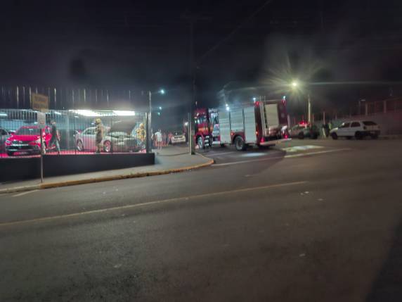 Segundo o Corpo de Bombeiros de Ijuí, as chamas foram identificadas no chão, embaixo de um veículo, sendo contido com o uso de água do caminhão