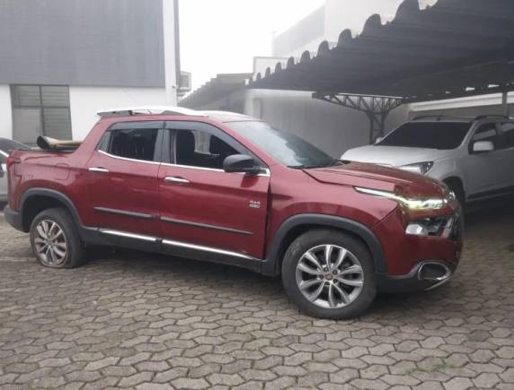 Após fuga do motorista com a caminhonete em alta velocidade, ele foi interceptado quando caiu em um barranco no km 62 da ERS-122.