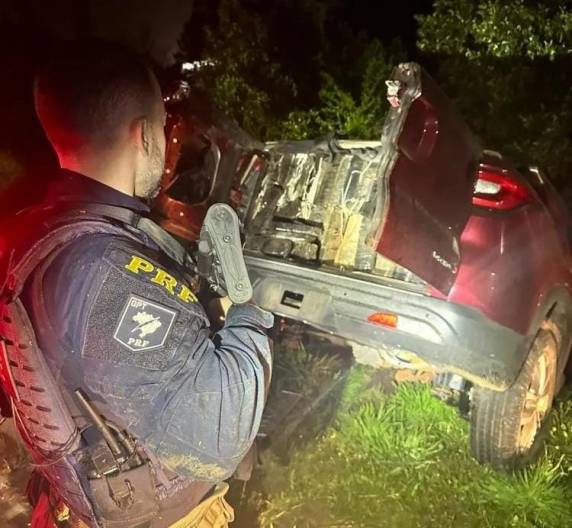 Após fuga do motorista com a caminhonete em alta velocidade, ele foi interceptado quando caiu em um barranco no km 62 da ERS-122.