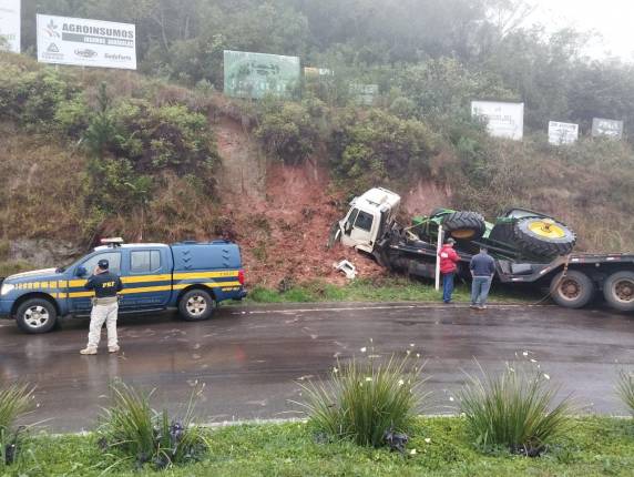Caminhão sai da pista e colide com barranco na BR-287, em Jaguari - foto 2