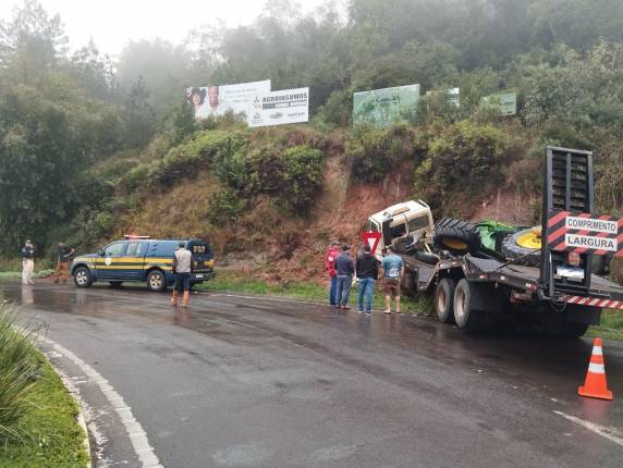 Caminhão sai da pista e colide com barranco na BR-287, em Jaguari - foto 3