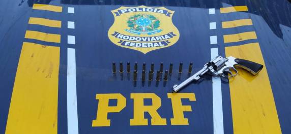 A Polícia Rodoviária Federal prendeu um homem de 54 anos foragido da justiça da Argentina na tarde de sexta-feira (13)