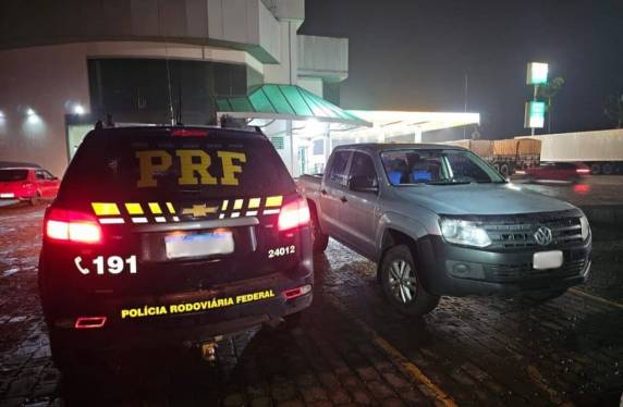 A Polícia Rodoviária Federal prendeu um homem de 54 anos foragido da justiça da Argentina na tarde de sexta-feira (13)