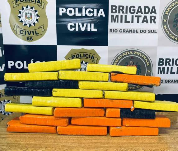Foram apreendidos 22 tijolos da droga