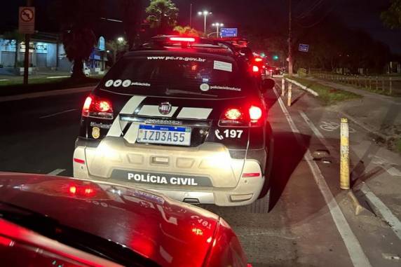Mais de 10 veículos foram utilizados na ação. Cinco pessoas foram presas e outras cinco estão foragidas após cumprimento de mandados na manhã desta quinta-feira