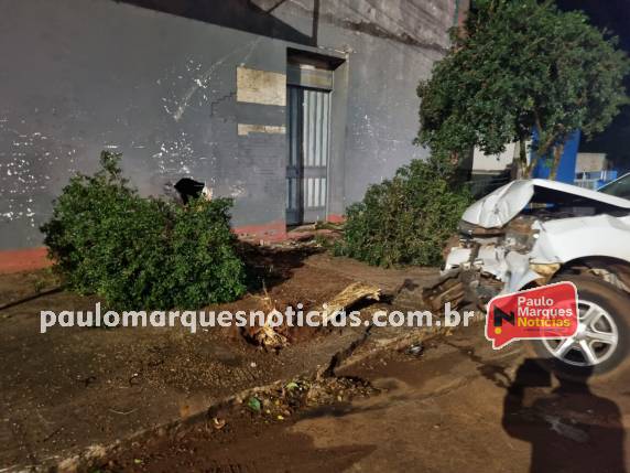 Condutor bate caminhonete em parede de prédio no Centro de Três de Maio - foto 2
