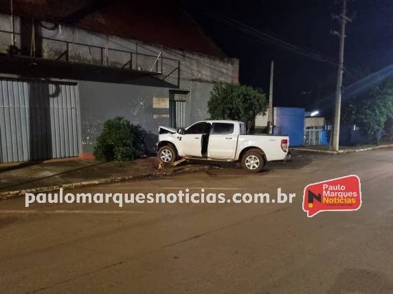Condutor bate caminhonete em parede de prédio no Centro de Três de Maio - foto 3