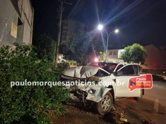 Condutor bate caminhonete em parede de prédio no Centro de Três de Maio - foto 4