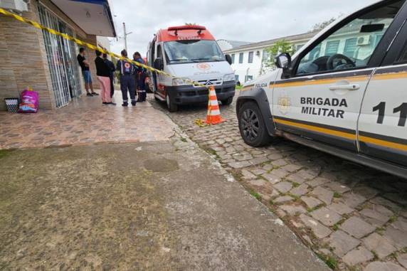 Crime aconteceu no início da manhã deste sábado (21), no bairro Maturino de Oliveiro Bello. Angélica Dias Moraes, 30 anos, foi atacada dentro de minimercado. Suspeito do assassinato passou a ser procurado pelos policiais