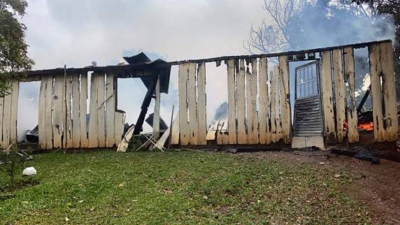 De acordo com relatos de populares, o fogo teria começado devido a um incidente envolvendo um fogão e uma botija de gás da casa, que provocou a rápida propagação das chamas.