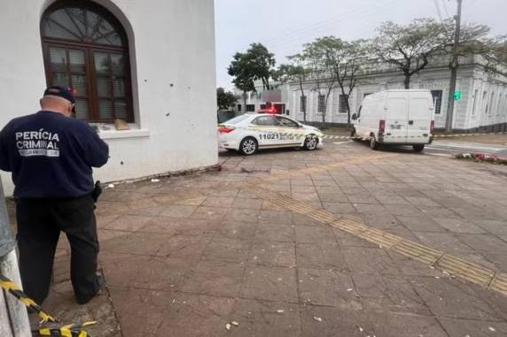Maria Cristina dos Santos teria sido chamada por Cristian Alan dos Santos Carvalho, que pediu ajuda após suposto desentendimento com outro frequentador do local. Ambos foram alvejados por homem que é procurado pelas autoridades