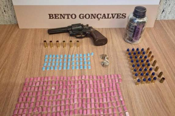Menores foram encontrados nas proximidades de onde o crime ocorreu. Vítima foi morta a tiros na tarde deste domingo (22)