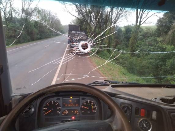 Caminhoneiros relatam ataques com pedras na BR-468 em Esquina Boa Vista - foto 2