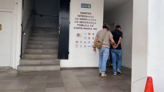 Crime aconteceu no sábado (21). Segundo a Polícia Civil, vítima era garota de programa e foi perseguida pelo homem. O detido possui diversos antecedentes criminais