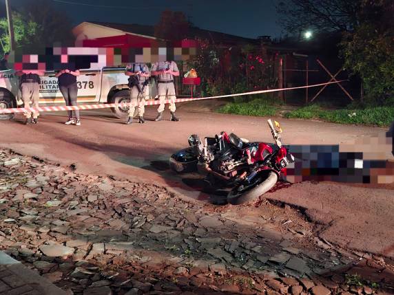 Ele tinha 27 anos e foi atingido por disparos efetuados pelos ocupantes de um carro; Brigada Militar faz cerco na região