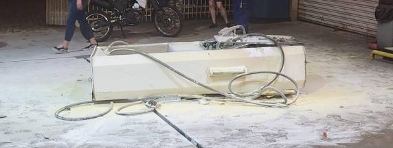 Após colisão de trânsito, carro perde o controle invade posto de combustível e causa explosão na bomba de combustível - foto 3