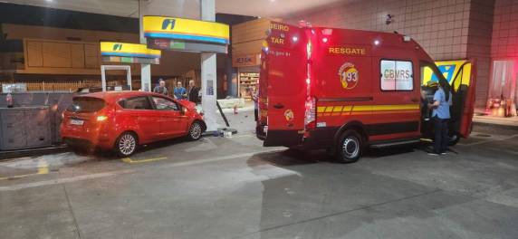 Após colisão de trânsito, carro perde o controle invade posto de combustível e causa explosão na bomba de combustível - foto 5