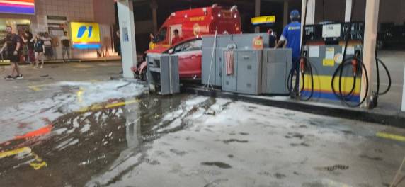 Após colisão de trânsito, carro perde o controle invade posto de combustível e causa explosão na bomba de combustível - foto 4
