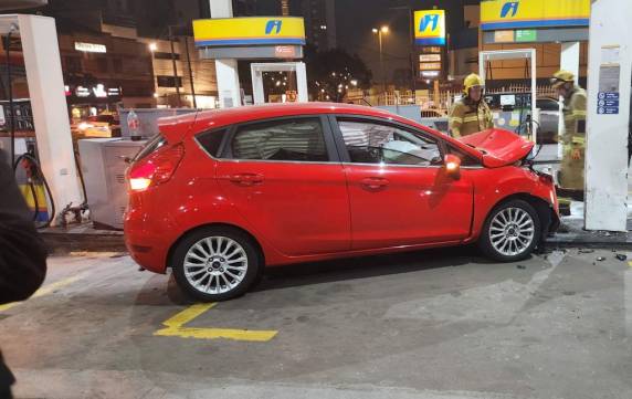 Após colisão de trânsito, carro perde o controle invade posto de combustível e causa explosão na bomba de combustível - foto 6