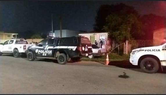 A Brigada Militar foi acionada pelos vizinhos e, ao chegar ao local, constatou o fato e acionou imediatamente a Polícia Civil e a perícia criminal