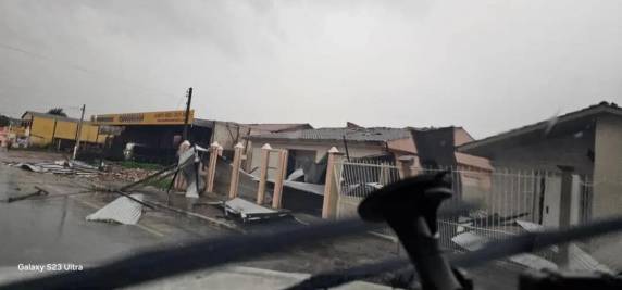 Temporal e vento de 100 km/h deixam casas destelhadas em Camaquã; prefeitura declara emergência - foto 4