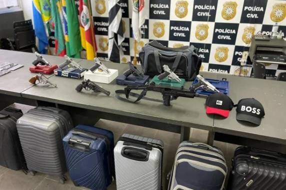Suspeita é de que algum colecionador teria perdido as armas ao ser ludibriado e que o objetivo do bando seria vendê-las para facções criminosas