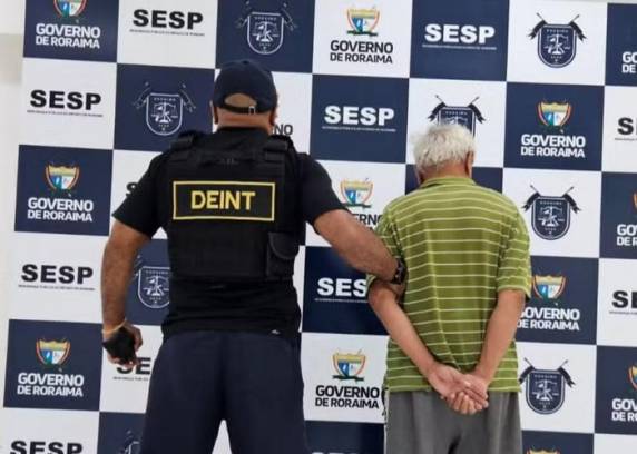 Givaldo José Vicente de Deus foi assassinado com um tiro em 1999; condenado pelo crime, Raimundo Alves Gomes, ficou foragido por oito anos. Gislayne Silva de Deus, filha mais velha de Givaldo, se formou em Direito, prestou concurso e passou a trabalhar com investigações na Delegacia de Homicídios